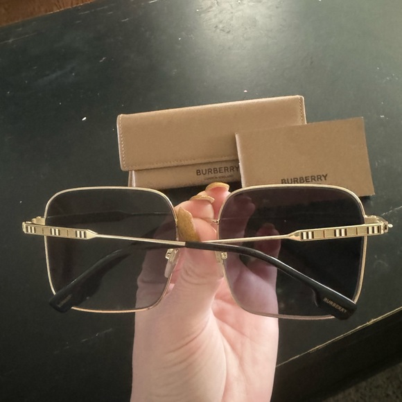 Burberry sunglasses - Picture 2 of 5